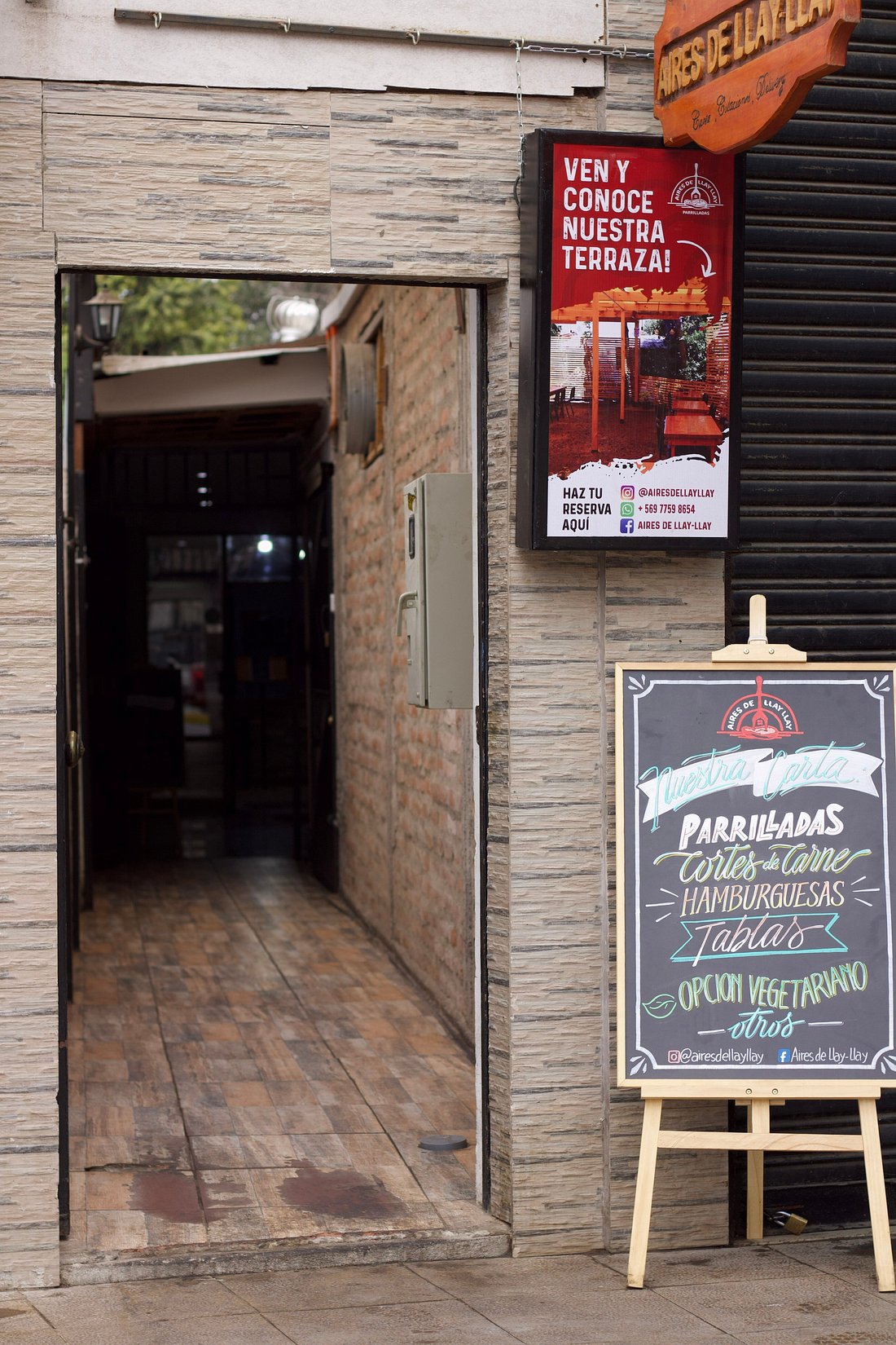puerta del restaurant aires